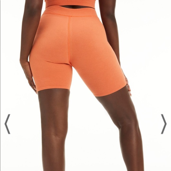 Good American Seamless Rib Bike Shorts - Picture 6 of 10